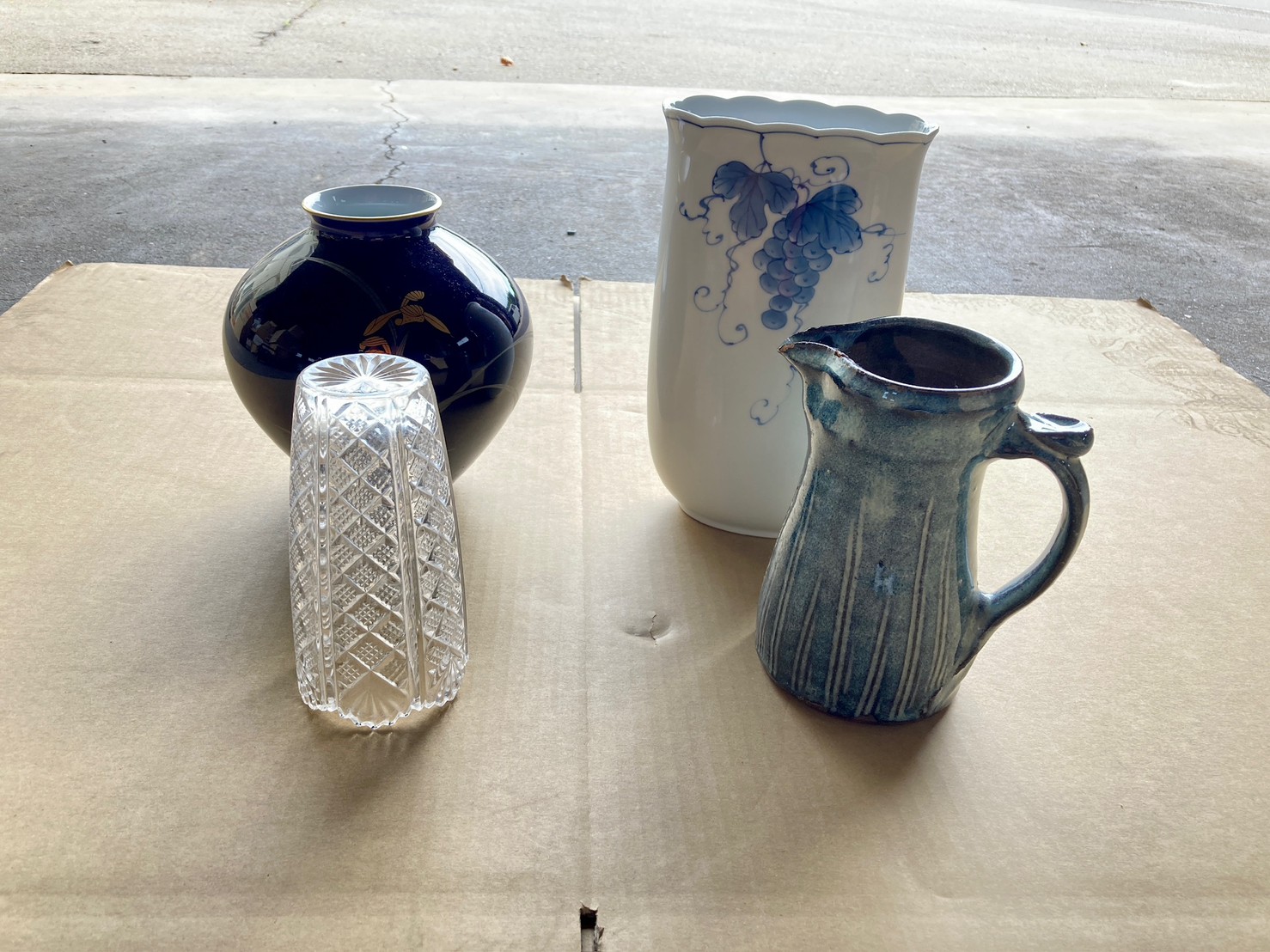 ご自宅で不要となった「花瓶」を寄付いただきました - アース